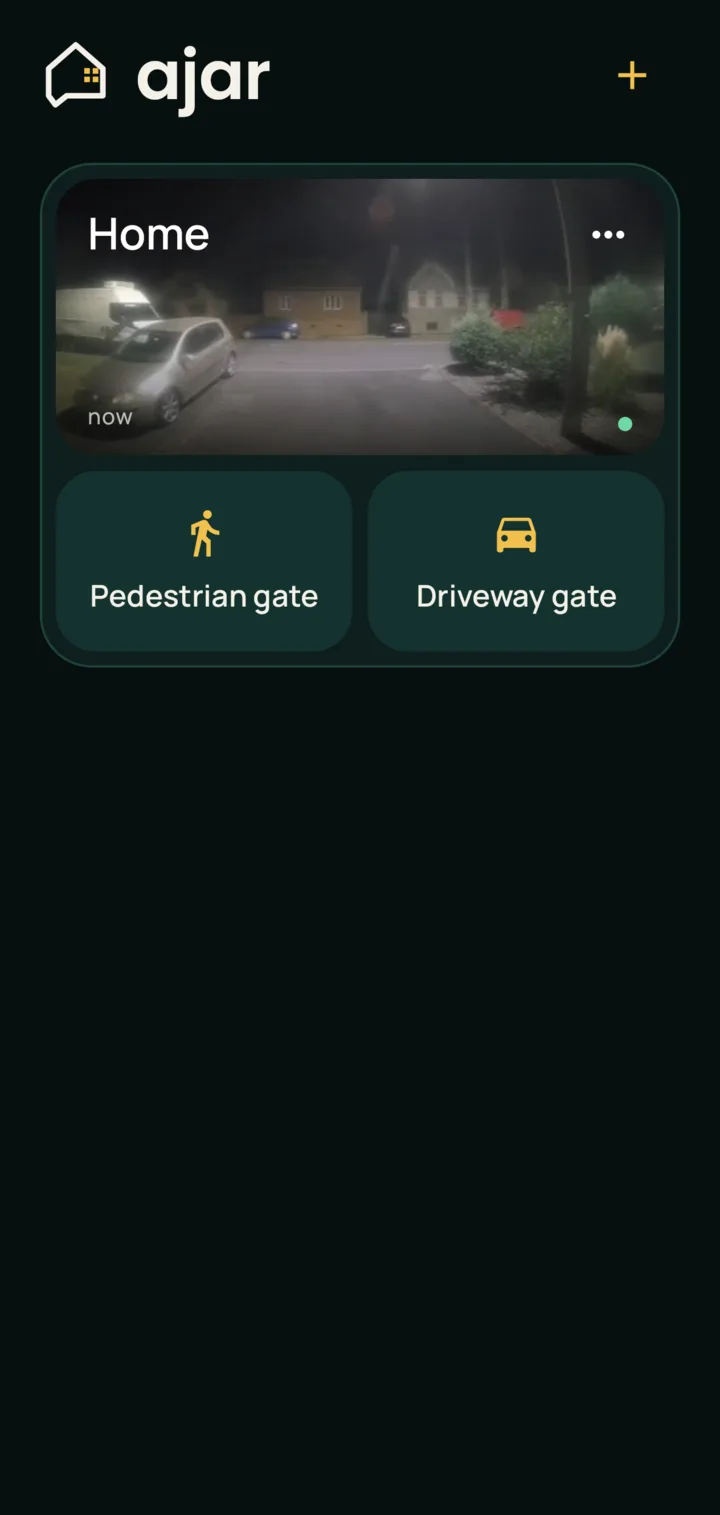 The ajar home screen, with the two gate buttons and the hub's status.